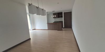 Cocina Integral,Red De Gas,Cuarto Útil,Zona Ropas,Turco,Ascensor,Juegos,Portería,Piscina,Salón Social,Sauna,Zonas Verdes,Gimnasio,Alcobas3,Baños2,Closets3,Parqueadero Cubierto2,Tipo De PisoCerámicaHoras Portería24_HORAS,Placa Polideportiva,Shut De Basuras,Calentador A Gas,Piso Número18