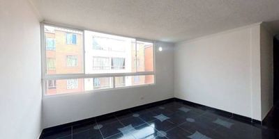 Apartamento en venta de 57m2, con vista interior, ubicado en un 5to piso (Torre 1 Apto 517), acceso por escaleras, parqueadero comunal. Consta de 3 habitaciones, 2 baños, estudio, sala comedor, cocina y zona de lavandería. Tiene piso cerámico en todos los espacios. El conjunto cuenta con salón comunal, múltiples zonas verdes, parque infantil y vigilancia privada las 24 horas. Cerca a centro comercial Nova Plaza; cerca a almacenes de cadena como Éxito, D1 y Ara; cerca a colegios como; Seminario San Juan Apóstol, Pedagógico Naciones Unidas y Nueva Generación; cerca a universidades Nacional Abierta y a Distancia, Uniminuto y Sena; Vías de acceso por la Calle 2 y la Carrera 7.
 h_property_nid_ref:  19223856397
 h_property_uuid_detail:  149f826c-743e-4895-bbd4-d198ce19abe6
 ubicacion: Facatativá,Arboleda
 Inmueble ofertado por nuestro aliado HABI.