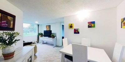 Este acogedor apartamento de 59 m², con vista interior y ubicado en un primer piso (Torre 6 Apto 201), ofrece un ambiente práctico y cómodo al que se accede por escaleras. Cuenta con 2 habitaciones, 1 baño, sala comedor, cocina integral y zona de lavandería, con piso laminado en las habitaciones y cerámico en baño, sala y cocina. El conjunto brinda tranquilidad con vigilancia privada las 24 horas. Su ubicación es ideal, cerca de centros comerciales como Plaza de las Américas y Centro Mayor, almacenes de cadena como Alkosto Venecia, colegios Carlos Arango Vélez, Mi Patria y Fray Juan de los Ángeles, además de contar con fácil acceso a estaciones del SITP y vías principales como la Avenida 1 de Mayo, la Avenida Boyacá y la Avenida 68.
 h_property_nid_ref:  43321233544
 h_property_uuid_detail:  92f6b6d7-82e2-4fbb-a79f-55d6c1c49367
 ubicacion: Bogotá,Milenta
 Inmueble ofertado por nuestro aliado HABI.