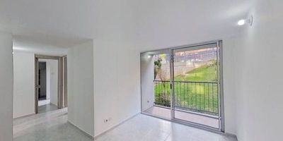 Apartamento en venta de 53m2, con vista interior, ubicado en un 2do piso (Torre 3 Apto 212), acceso por ascensor. Consta de 3 habitaciones, 2 baños, sala comedor, vestier, cocina integral y zona de lavandería. Tiene piso cerámico en todas sus zonas. El conjunto cuenta con salon social, zona infantil, piscina, zona verde y vigilancia privada las 24 horas. Cerca a almacenes de cadena como Tiendas Fruver; cerca a líneas integradas del metro; Vías de acceso por la Calle 100 Sur.
 h_property_nid_ref:  38274359557
 h_property_uuid_detail:  b722c5f8-7c81-4593-9e22-d61059051861
 ubicacion: La Estrella,La Tablaza
 Inmueble ofertado por nuestro aliado HABI.