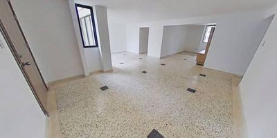 Apartamento en venta de 136m2, con vista exterior, ubicado en un 4to piso (Apto 4D), acceso por escaleras, parqueadero propio cubierto (13). Consta de 3 habitaciones, 2 baños, sala comedor, cocina integral, zona de lavandería, habitación y baño de servicio. Tiene piso en granito en habitaciones y zona social y cerámico en baños y cocina. El Edificio cuenta con vigilancia privada las 24 horas. Cerca a centro comercial Villa Carolina; cerca a almacenes de cadena como Ara y Olimpica; cerca a colegio La Medalla Milagrosa;  Vías de acceso por la carrera 64C y calle 91.
 h_property_nid_ref:  39062150689
 h_property_uuid_detail:  bb9ca157-ca21-4d21-a0de-9df9ceb21cf5
 ubicacion: Barranquilla,Altos de Riomar
 Inmueble ofertado por nuestro aliado HABI.