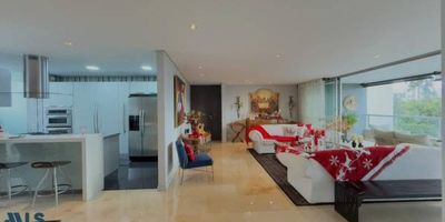 Descubre este espectacular apartamento ubicado en una zona verdaderamente estratégica, que te conecta con todo lo que necesitas. Su excelente iluminación natural realza cada uno de sus amplios espacios y permite disfrutar de una vista única que transforma cada día en una experiencia especial. Cuenta con una cocina italiana de diseño, equipada con acabados de alta calidad, así como grifería y baños italianos que aportan elegancia y sofisticación. Su excelente distribución garantiza comodidad, funcionalidad y un ambiente moderno ideal para vivir con estilo.