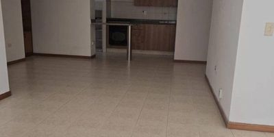 Te presento este acogedor y funcional apartamento ubicado en el sector El Castillo, en El Poblado, una de las zonas más apetecidas de Medellín por su tranquilidad, seguridad y excelente ubicación. Ideal para quienes buscan vivir en un entorno residencial, pero con fácil acceso a todo lo que ofrece la ciudad. El apartamento cuenta con dos amplias alcobas, cada una con excelente iluminación natural y ventilación, ideales para el descanso y la comodidad diaria. La habitación principal dispone de baño privado, y el segundo baño completo está ubicado en el pasillo, ofreciendo fácil acceso desde las áreas sociales o la segunda habitación. Además cuenta con un amplio estudio. El espacio social es abierto e integrado, con una sala-comedor acogedora y salida a un balcón privado, perfecto para disfrutar de un café en la mañana o simplemente relajarse al final del día. La cocina es funcional y bien distribuida, con zona de ropas independiente. El apartamento incluye además un parqueadero privado, lo que aporta comodidad y seguridad adicional. Se encuentra en una unidad cerrada sencilla y tranquila, con acceso controlado y un ambiente muy residencial, ideal para quienes valoran la paz y la privacidad sin alejarse de la ciudad. La ubicación es estratégica: cerca de supermercados, colegios, transporte público, zonas verdes y con fácil acceso a vías principales que conectan con otras áreas de Medellín.