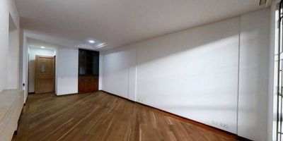 Casa en venta de 169m2, con vista exterior ubicado en un 3er piso (Casa 20), acceso por escaleras, 2 parqueaderos propios cubiertos. Consta de 4  habitaciones, 3 baños, sala comedor, cocina integral y zona de lavandería. Tiene piso laminado en habitaciones y zona social y cerámico en baños y cocina. El conjunto cuenta con salón comunal, parqueadero de visitantes, zonas verdes y vigilancia privada las 24 horas. Cerca a centro comercial Hayuelos, Multiplaza; cerca a almacenes de cadena Homecenter, Ara, Oxxo; cerca a colegio Nuevo Montessoriano; cerca a universidad Fundacion Universidad de América; cerca a estación de Transmilenio Portal el Dorado; Vías de acceso por la Av. el Dorado y Av. Ciudad de Cali.
 h_property_nid_ref:  45441484973
 h_property_uuid_detail:  879c762b-b4a2-489e-8ab3-d41adc0b578d
 ubicacion: Bogotá,Modelia
 Inmueble ofertado por nuestro aliado HABI.