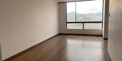 INMOBILIARIA GIRALDO CASTAÑO te ofrece para el arrendamiento este hermoso y acogedor apartamento ubicado en piso 5 en conjunto privado  con vista privilegiada, cuenta con 3 habitaciones, la principal con baño, y vestier 1 estudio, habitación de servicio con baño, y 1 baño social. sala comedor, cocina integral, y zona de ropas independiente, brindando funcionalidad y confort. sus acabados esteticos hacen de cada espacio un lugar elegante y conformtable, este hermoso apartamento cuenta con parqueadero privado y cubierto. CONTACTANOS 3104008161