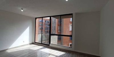 Apartamento en venta de 44m2, con vista interior, ubicado en un 4to piso (Torre 10 Apto 404), acceso por escaleras. Consta de 3 habitaciones, 2 baños, sala comedor, cocina integral y zona de lavandería. Tiene piso cerámico en todas sus zonas. El conjunto cuenta con salón comunal, zonas verdes y vigilancia privada las 24 horas. Cerca a centro comercial Miraflores, Jardín - Soacha y Prado Verde; cerca a almacenes de cadena como Olímpica; cerca a colegio Minuto de Dios Ciudad Verde; cerca a estación de Transmilenio San Mateo; Vías de acceso por la carrera 31 y la Av. Potrero Grande.
 h_property_nid_ref:  39389649444
 h_property_uuid_detail:  3efac80c-a05f-45be-a500-9f5e75968d7e
 ubicacion: Soacha,Ciudad Verde 
 Inmueble ofertado por nuestro aliado HABI.