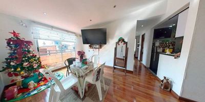 Apartamento en venta de 47m2, con vista interior, ubicado en un 5to piso (Torre 1 Apto 503), acceso por escaleras, parqueadero comunal. Consta de 3 habitaciones, 2 baños, sala comedor, cocina integral y zona de lavandería. Tiene piso laminado en habitaciones y zona social y cerámico en baños y cocina. El conjunto cuenta con salón comunal, parque infantil y vigilancia privada las 24 horas. Cerca a centro comercial EcoPlaza; cerca a supermercados y tiendas de barrio; cerca a colegio Rafael Lasso De La Vega; cerca a paraderos de transporte publico; Vías de acceso por la calle 10 y carrera 15.
 h_property_nid_ref:  47462735920
 h_property_uuid_detail:  d2f92a6c-5f54-4282-be83-36131357a17f
 ubicacion: Mosquera,mosquera
 Inmueble ofertado por nuestro aliado HABI.