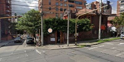 Excelente Casa de Conservación Esquinera. SE ARRIENDA, adaptada para restaurante, galería de arte en zona residencial y comercial, jardin infantiil, ubicada al norte de la ciudad con vías de acceso como la Carrera 7, Calle 72 y Carrera 5. 2 Niveles. PRIMER NIVEL: Patio amplio descubierto, Hall, 3 Salones, 2 Baños, Área muy amplia para adaptar cocina. SEGUNDO NIVEL: Hall, 3 Salones, Cuarto pequeño para Bodega, 2 Baños. Pisos en madera tablón. Servicios Agua, Luz Monofásica y Trifásica y Gas Natural.