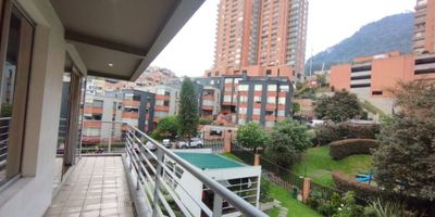 Descubre este elegante apartamento de 90.38 metros cuadrados mas terraza, con 3 habitaciones y 3 baños. Disfruta de su acogedora chimenea, iluminación natural y piso de madera laminada. La cocina tipo Americano y la sala-comedor ofrecen un ambiente moderno y funcional. Además, cuenta con terraza, zona de ropas y depósito. En un conjunto cerrado con vigilancia 24*7, canchas deportivas, zonas verdes y vista panorámica.      
 Cerca a centros comerciales, cerca a cadena de almacenes y supermercados, cerca a hospitales, colegios y universidades. Cerca a vias de acceso peatonal y vehicular, facil acceso a transporte publico y paraderos. ¡Un lugar ideal para vivir con comodidad y seguridad! ¡Contáctanos para más información!