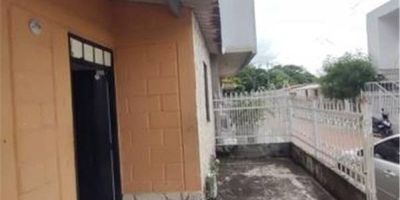 Área de terreno 104 M2, inmueble con sala, comedor, cocina, 3 habitaciones, patio interior y un baño. Vetustez 13 años.