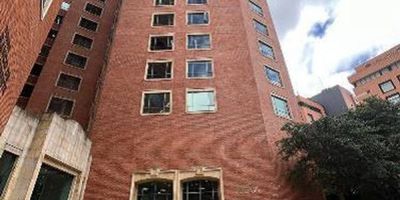 Local distribuido en 2 niveles con destinación y uso de oficina bancaria. Cuenta con  oficinas, cocina, cuarto de aseo, baños, 11 garajes privados cubiertos. Vetustez 29 años. Vr Admón. aproximado $4.500.000.