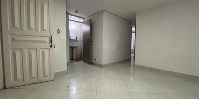 Arriendo Medellin Apartamento López de Mesa, piso 1, estrato 3, con un área de 80 m2, cuenta con: 3 habitaciones con closet, 2 baños cabinados con calentador de agua a gas, cocina integral con red de gas, sala comedor y zona de ropas en patio.
Restricciones: no comercial, nada de negocios