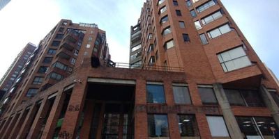 Dos locales unidos físicamente jurídicamente independientes, con destinación y uso de oficina bancaria distribuidos en 2 niveles. Cuenta con oficinas, baños, cocina y área de archivo. Vetustez 28 años. Vr Admón. $5.123.000 .