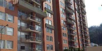 Exterior, Puerta de Seguridad, 3 Alcobas (Principal con Vestier y Baño), Baño de Alcobas, Balcón, Estudio, Estar de Alcobas (pequeño), Sala Comedor en un solo ambiente, Chimenea a gas, Encortinado, Cocina integral a gas, Zona de Lavandería, Calentador de paso a gas, Punto de gas para secadora, Pisos en alfombra (Alcobas) y Laminado (Área Social), Garaje doble en línea, Depósito, Conjunto cerrado, Club House, Piscina, Gimnasio, Cancha de Squash, Parque infantil, Parqueadero para visitantes, Lobby.