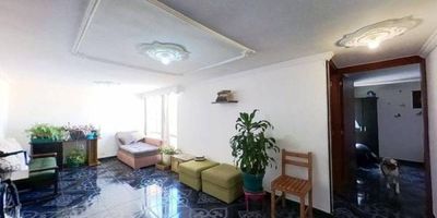 Apartamento en venta de 54 m², con vista exterior, ubicado en un 5to piso (Torre 20 Apto 501) con acceso por escaleras. Ofrece 3 habitaciones, 2 baños, sala comedor, cocina integral y zona de lavandería, con piso cerámico en todas sus áreas. El conjunto brinda zonas verdes, áreas para niños, dos salones comunales y vigilancia privada las 24 horas. Se encuentra cerca de los centros comerciales Portal de Hatochico, Fiesta Suba y Plaza Imperial; de almacenes de cadena como Surtimax, Tiendas D1 y Ara; del colegio Gerardo Ramírez Ramírez; de la estación de Transmilenio Portal de Suba, con vías de acceso por la Calle 143A y la Carrera 147A.
 h_property_nid_ref:  35101280124
 h_property_uuid_detail:  7921c368-d7c2-4700-8142-d6ccb3db94a3
 ubicacion: Bogotá,Bilbao
 Inmueble ofertado por nuestro aliado HABI.