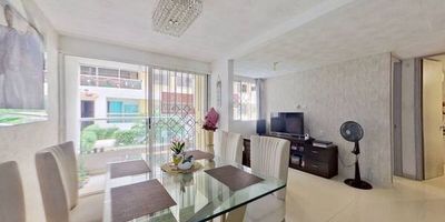 Apartamento en venta de 59m2, con vista interior, ubicado en un 1er piso (Torre 6 Apto 116), acceso por ascensor, parqueadero comunal. Consta de 3 habitaciones, 2 baños, sala comedor, cocina integral y zona de lavandería. Tiene piso cerámico en todas sus zonas. El conjunto cuenta con salones sociales, gimansio, zona de niños, cancha, piscinas, zona BBQ y vigilancia privada las 24 horas. Cerca a centro comercial Plaza Dorada; cerca a almacenes de cadena como Olimpica; cerca a colegio Jorge Robledo Ortiz; Vías de acceso por la calle 100 y carrera 19 sur.
 h_property_nid_ref:  39472093872
 h_property_uuid_detail:  133f312a-3466-4009-8003-492bee2e3c4c
 ubicacion: Barranquilla,Puerta dorada
 Inmueble ofertado por nuestro aliado HABI.