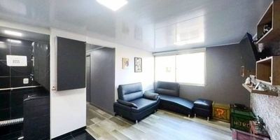 Apartamento en venta de 50 m², con vista interior, ubicado en un piso 16 (Torre 2 Apto 1606) y con acceso por ascensor. Consta de 3 habitaciones, 2 baños, sala comedor, cocina integral y zona de lavandería, con piso laminado en la zona social y habitaciones y cerámico en baño y cocina. El conjunto ofrece salón comunal, zonas verdes y vigilancia privada las 24 horas. Se encuentra cerca a los centros comerciales Paseo Villa del Río y Metrosur; a supermercados como Jumbo, Metro y Ara; a los colegios Nuevo Chile y Bilingüe Reino Unido; a la Universidad ECCI; a las estaciones de TransMilenio Perdomo y Madelena, y cuenta con vías de acceso por la Transversal 73B y la Carrera 57R.

 h_property_nid_ref:  43130201469
 h_property_uuid_detail:  ce3e8f12-b1e1-4653-89f5-9a4b8e0a88e8
 ubicacion: Bogotá,El Porvenir
 Inmueble ofertado por nuestro aliado HABI.
