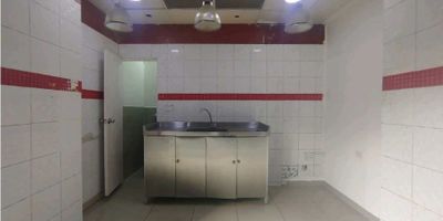 ? Local en Renta – Excelente Ubicación sobre la Avenida Oriental

Local comercial de 20 m² en primer piso, ubicado junto al edificio Colseguros, sobre la reconocida Avenida Oriental. Zona de alta afluencia peatonal y vehicular, con excelente visibilidad y fácil acceso al transporte público, incluyendo el Metroplús.

Ideal para negocios, oficinas o puntos de atención al público que busquen una ubicación estratégica en el corazón de la ciudad.

? Características principales:


 
 Área: 20 m²
 
 
 Primer piso
 
 
 Excelente ubicación comercial
 
 
 Alta afluencia de personas
 
 
 Fácil acceso y múltiples rutas de transporte
 

