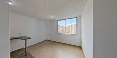 Apartamento en venta de 47m2, con vista interior, ubicado en un 4to piso (Torre 5 Apto 401), acceso por escaleras, parqueadero comunal. Consta de 2 habitaciones, 2 baños, sala comedor, cocina integral y zona de lavandería. Tiene piso laminado en zona social, habitaciones y cerámico en cocina, zona de lavado y baños . El conjunto cuenta con zonas verdes, zona de niños, salón comunal, cancha múltiple y vigilancia privada las 24 horas. Cerca a centro comercial Maiporé; cerca a almacenes de cadena como Ara; Vías de acceso por la carrera 1 y calle 30.
 h_property_nid_ref:  12546611345
 h_property_uuid_detail:  59ef400a-d4ef-4a14-8cb4-7c0c316aee35
 ubicacion: Soacha,Colsubsidio Maipore
 Inmueble ofertado por nuestro aliado HABI.