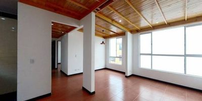 Apartamento en venta de 57 M², con vista exterior, ubicado en un 6to piso (Torre 10 Apto 602), acceso por escaleras. Consta de 3 habitaciones, 2 baños, sala comedor, zona de estudio, cocina integral y zona de lavandería. Tiene piso laminado habitación principal y cerámico en habitaciones auxiliares, zona social, baños y cocina. El conjunto cuenta con salón comunal, parque infantil, zonas verdes y vigilancia privada las 24 horas. Cerca a centro comercial Miraflores; cerca a tiendas y supermercados de barrio; cerca a colegio Minuto de Dios Ciudad Verde; cerca a universidad UNAD - Ciudad Verde; cerca a paraderos de transporte publico; Vías de acceso por la Calle 17 y Carrera 32.
 h_property_nid_ref:  32076297527
 h_property_uuid_detail:  761681d6-b024-4be3-83a2-6d1214828360
 ubicacion: Soacha,Ciudad Verde
 Inmueble ofertado por nuestro aliado HABI.