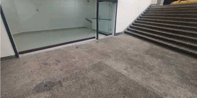 ? Local en Renta – Edificio Colseguros, Avenida Oriental

Amplio y funcional local comercial de 150 m², ubicado en el primer piso del reconocido Edificio Colseguros, sobre la Avenida Oriental, una de las zonas más dinámicas y estratégicas del centro de la ciudad.

El inmueble cuenta con tres baños, amplios espacios interiores y una excelente distribución, ideal para oficinas, entidades financieras, consultorios, centros de servicios o comercios de atención al público.

Su ubicación privilegiada garantiza alta visibilidad, gran afluencia de personas y excelente conectividad gracias a su cercanía con el Metroplús y diversas rutas de transporte público.

? Características principales:


 
 Área total: 150 m²
 
 
 Primer piso (fácil acceso y alta exposición comercial)
 
 
 Tres baños
 
 
 Excelente ubicación sobre la Avenida Oriental
 
 
 Alto flujo peatonal y vehicular
 
 
 Cercano al sistema Metroplús y a múltiples rutas de transporte
 
 
 Perfecto para oficinas o locales comerciales
 


? Una oportunidad única para ubicar tu negocio en una de las zonas más transitadas y reconocidas de la ciudad.
