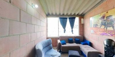 Apartamento en venta de 46m², con vista exterior, ubicado en un 6to piso (Torre 3 Apto 603), acceso por escaleras. Consta de 2 habitaciones, 1 baño, sala comedor, estudio, cocina  y zona de lavandería. Tiene piso cerámico en todas sus zonas. El conjunto cuenta con zonas verdes, zona para niños y vigilancia privada las 24 horas. Cerca a centro comercial Altavista; cerca a almacenes de cadena como Éxito, Ara y D1; cerca a colegio Fabio Lozano Simónelli y Paulo Freire; cerca a estación de Transmilenio Portal de Usme; Vías de acceso por la Carrera 7c y la Calle 65 Sur.
 h_property_nid_ref:  29056461983
 h_property_uuid_detail:  3139d71a-b529-4640-a478-0ddcfcd003bd
 ubicacion: Bogotá,Porvenir
 Inmueble ofertado por nuestro aliado HABI.