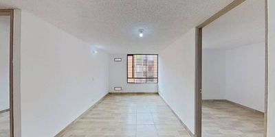 Apartamento en venta de 51m2, con vista interior, ubicado en un 5to piso (Torre 5 Apto 504), acceso por escaleras, parqueadero comunal. Consta de 3 habitaciones, 1 baño, sala comedor, cocina semi integral y zona de lavandería. Tiene piso cerámico en todas sus zonas. El conjunto cuenta con zona de niños, zonas verdes, salón comunal y vigilancia privada las 24 horas. Cerca a centro comercial Mi Plaza, Del Parque; cerca a almacenes de cadena como Olímpica, Ara y D1; cerca a colegio integrado de Soacha, general Santander; cerca a universidad UNIMINUTO, Cundinamarca y Sena; Vías de acceso por la carrera 18g y calle 13.
 h_property_nid_ref:  41199087108
 h_property_uuid_detail:  254df432-21e2-4cca-956f-021ff91ee797
 ubicacion: Soacha,Hogares
 Inmueble ofertado por nuestro aliado HABI.