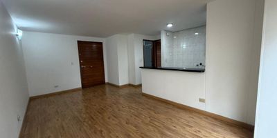 Descubre este apartamento en arriendo en una zona residencial  estratégica, de alta demanda muy cerca al Parque del Virrey. Con 1 habitación, 1 baño y 1 parqueadero independiente, este acogedor espacio de 33.28 metros cuadrados ofrece comodidad y funcionalidad. Disfruta de la iluminación natural, piso laminado y vista exterior. La cocina tipo americano te brinda practicidad en cada detalle. Además, cuenta con calentador eléctrico, blackout y persianas para tu privacidad. El edificio ofrece ascensor, circuito cerrado de TV, portería y vigilancia privada las 24 horas. Con acceso a una terraza comunal y cercanía a supermercados, parques y transporte público, este lugar es ideal para quienes buscan un estilo de vida urbano y cómodo. No pierdas la oportunidad de vivir en este espacio único.