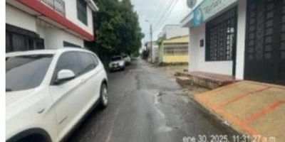 Inmueble con disposición medianera exterior distribuida en un piso, con las siguientes dependencias: sala, comedor, cocina, 3 habitaciones, 1 baño social, 1 baño privado, patio interno. Vetustez 18 años.