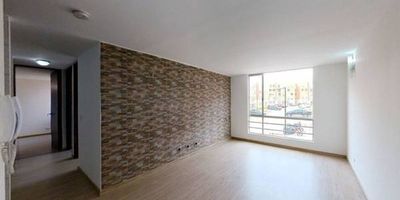 Apartamento en venta de 67 m², con vista interior, ubicado en un 2do piso (Torre 17 Apto 204), acceso por escaleras. Consta de 3 habitaciones, 2 baños, sala comedor, cocina integral y zona de lavandería.  Tiene piso laminado en habitaciones, zona social, y piso cerámico en cocina y baños. El conjunto cuenta con salón social, parque infantil zonas verdes y vigilancia privada las 24 horas. Cerca a centro comercial Megacity; cerca a almacenes de cadena como Éxito, Ara, y Colsubsidio; cerca a colegio La Salle y Colegio Douglas Brown; cerca a universidad Politécnico Gran colombiano; Vías de acceso por la Carrera  31 y la Calle 14.
 h_property_nid_ref:  40324962980
 h_property_uuid_detail:  8c8e27a9-beb8-4925-843f-d0e6d35144f7
 ubicacion: Zipaquirá,Hacienda San Rafael
 Inmueble ofertado por nuestro aliado HABI.