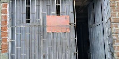 Se arrienda amplia bodega cerca a Industriales, dónde podrás desarrollar tus proyectos más ambiciosos, también contarás con excelente rutas de traslado público cercanas, parques, supermercados, tiendas, cerca a las estaciones del Metroplus, Metro y el sector de Guayabal.