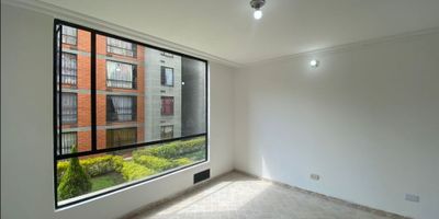 Prepárate para conocer un espacio acogedor y bien distribuido, perfecto para quienes quieren vivir en una zona tranquila, rodeada de zonas verdes y con todo lo necesario para una vida práctica y cómoda. Este apartamento en Parque Campestre 10 es ideal para empezar un nuevo capítulo con buena energía y excelente ubicación.

Características del inmueble
Área: 39m² // 2 habitaciones // 1 baño // Zona de lavado // Iluminado // Vista exterior

Características del conjunto
Parqueadero visitante
Portería
Salón comunal
Zona de niños
Zona verde
Conjunto cerrado
