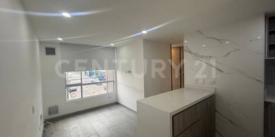 Se renta apartamento en Conjunto Torem  Toberín, Norte de Bogotá
Área: 37 m² aprox., tercer piso con ascensor

Distribución: 2 habitaciones, 1 baño enchapado, sala comedor, cocina integral a gas natural y zona de lavandería con almacenamiento adicional

Ambientes: Vista exterior, excelente iluminación, acabados modernos y habitaciones encortinadas

Seguridad: Conjunto cerrado con vigilancia privada

Parqueaderos: Comunal, visitantes y parqueadero público cercano

Áreas sociales: Coworking, salón social, gimnasio, juegos infantiles y dos zonas BBQ en terraza con vista a los cerros orientales

Privacidad: Solo dos torres, mayor tranquilidad y exclusividad
Ubicación estratégica: Cerca a Éxito, Ara, D1, colegio Eucarístico Villa Guadalupe, paraderos SITP, Calle 170, Carrera 19B, Autopista Norte y estación Toberín.