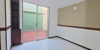 
Arriendo hermosa casa sector loma del barro   Municipio Envigado cuenta con
3 alcobas, 2 closet, 1 Vestier, 3 baños, sala, comedor, cocina integral, red de gas, calentador, patio, terraza, zona de ropas, balcón, piso cerámica, estrato 4, área 113 metros, la unidad cuenta con parqueadero de visitantes, portería, shut basuras, salón social, juegos infantiles, cancha de micro, zonas verdes
Código 23251 
Reserva tu cita te esperamos
