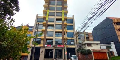 Descubre la elegancia y comodidad en este encantador apartamento de 2 habitaciones y 2 baños. Con una distribución inteligente que maximiza cada uno de sus 60.75 metros cuadrados, este espacio se convierte en el escenario perfecto para crear nuevos recuerdos. Además, cuenta con 1 parqueadero para tu conveniencia. Ubicado en una zona privilegiada, este hogar te brinda la tranquilidad que buscas sin alejarte de la ciudad. ¡Bienvenido a tu nuevo hogar!. Disponible  a partir del 1ro de agosto.