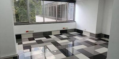 Oficina en arriendo, cuenta con un área de 123 metros cuadrados, está estratégicamente ubicada en el corazón del sector del Poblado, en edificio empresarial de alto nivel. El espacio se encuentra perfectamente distribuido, incluyendo baños, cocineta y parqueadero, lo que le permite a su ocupante disfrutar de comodidad y funcionalidad. La oficina goza de una excelente conectividad con las principales rutas de transporte público, lo que facilita el acceso tanto para empleados como para clientes. El edificio cuenta con vigilancia las 24 horas, brindando una mayor seguridad, y dispone de ascensor para facilitar la movilidad.