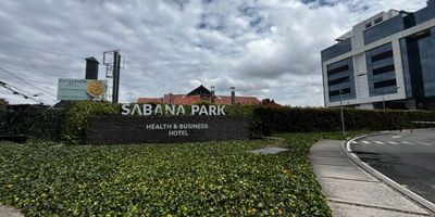 Descubre este consultorio en venta en Sabana Park, Cajicá, una de las zonas empresariales y de servicios con mayor crecimiento en la Sabana de Bogotá. Con 37 m² y entregado en obra gris, es ideal para adecuarlo según las necesidades de tu especialidad médica o de salud. Ubicado en el tercer piso, ofrece vista exterior, excelente iluminación y un ambiente tranquilo para atención al público. El complejo Sabana Park cuenta con modernos accesos, parqueaderos, zonas comerciales y una ubicación estratégica sobre vías principales, lo que garantiza alto flujo de visitantes y facilidad de transporte. Una oportunidad única para invertir o establecer tu consultorio en un sector de alta valorización y desarrollo continuo.