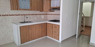 Apartamento remodelado, libre de gravamen y con financiación disponible con todos los bancos.
Este acogedor apartamento de 52 m² ofrece una distribución funcional y espacios renovados que se adaptan a distintas necesidades de vivienda. Cuenta con cocina integral, zona de lavandería, dos o tres habitaciones (la principal con clóset y opción de estudio), y dos baños. Su diseño equilibrado brinda comodidad y practicidad en cada ambiente.

Ubicado en un sector estratégico de alta valorización, tendrás a tu alcance los centros comerciales Plaza de las Américas y Ciudad Tintal, el parque Primavera, Homecenter Tintal, la Universidad Agustiniana, colegios como Teresa Martínez y múltiples zonas verdes como el humedal cercano. Además, estarás rodeado de una amplia oferta gastronómica y vías principales como la Avenida Ciudad de Cali y la Avenida El Tintal, que facilitan la movilidad hacia cualquier punto de la ciudad.

Construido en 2008 y ubicado en estrato 3, este inmueble combina comodidad, buena ubicación y excelentes opciones de acceso.

Una oportunidad ideal para quienes buscan un hogar listo para habitar, con remodelaciones recientes y documentación al día.
Contáctanos para más información o para acompañarte en el proceso de compra.

D2
