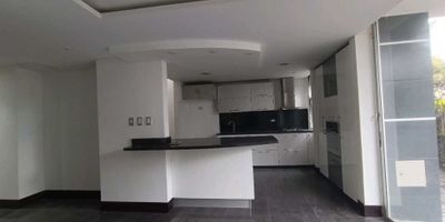 Se alquila hermosa casa ubicada en la ciudad de Armenia, en el departamento de Quindío, una zona de gran crecimiento y desarrollo en Colombia. Con una excelente ubicación, esta propiedad cuenta con un área de terreno de 130.63 M2, una construcción de 160.91 M2 y un área privada de 211.41 M2, que brindan un amplio y cómodo espacio para vivir.

La casa cuenta con 3 habitaciones, 2 baños completos, 1 baño social y uno en la alcoba del servicio, ideales para una familia que busca espacios individuales y privacidad. También cuenta con dos balconas, sala comedor, estudio, sala de t.v y patio. Ademas, dispone de 2 garajes, para que tus vehículos estén protegidos en todo momento. Esta propiedad es ideal para quienes tienen mascotas, ya que cuenta con un espacio amplio en el patio trasero para su libre esparcimiento.

En su interior, podemos encontrar comodidades como baño auxiliar, baño en habitación principal, un estudio donde podrás trabajar o estudiar cómodamente desde casa, clósets amplios para el almacenamiento, una moderna cocina integral equipada con electrodomésticos, conexiones de electricidad y gas domiciliario, una habitación de servicio y un hall de alcobas para mayor comodidad.

Los pisos de esta casa son en cerámica y mármol, lo que le da un toque de elegancia y calidez. Su diseño unifamiliar te permite tener un espacio íntimo y acogedor, ideal para compartir en familia. También cuenta con una zona de lavandería  y un citófono para mayor seguridad y comunicación.

Esta propiedad ha sido recientemente reformada, por lo que se encuentra en excelentes condiciones. 

Su ubicación es privilegiada, ya que se encuentra en una urbanización cerrada y tranquila, rodeada de zonas verdes y cerca de jardines y colegios, perfecta para disfrutar en paz y armonía. Además, cuenta con una amplia oferta de colegios y universidades cercanas, así como una excelente conexión con el transporte público.

En sus alrededores podrás encontrar res