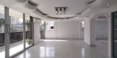 Apartamento en arriendo en Alto Prado, ubicado en unidad cerrada cerca a supermercados, restaurantes, clínicas, iglesias, droguerías, rutas de transporte público. Cuenta con 3 habitaciones, 4 baños, sala, comedor, estudio, estar de tv, hall de acceso, hall de alcobas, balcón, pisos en granito y cerámica, cocina integral con mesón en granito, alcoba de servicios, baño de servicios, zona de ropas, zonas verdes, vigilancia y portería 24 horas.