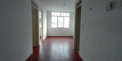 Ofrecemos un amplio y muy iluminado apartamento con acabados básicos, ubicado en el tradicional barrio San Nicolás, en el centro de la ciudad a pocos pasos de la CR 5, el Parque y la Iglesia de San Nicolás.

El apartamento se encuentra en un tercer piso, cuenta con:

Sala-comedor

Cocina sencilla con gas

Tres habitaciones, dos de ellas con clóset

Un baño

Zona de oficios

No cuenta con parqueadero. (MA-028).