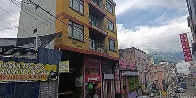 En Proyecta tenemos para ti un apartamento en arriendo, ubicado en el centro de la ciudad en el edificio Jaimar, en el encontraras excelente ubicación, Cuenta con Tres alcobas con clóset, cuarto de ropas, tres baños, Cocina, Sala comedor, Zona de lavado y balcón, buenas vías de acceso, cerca de supermercados, plazas de mercado y zonas comerciales Contáctanos hoy mismo, en Proyecta hacemos todo por ti.