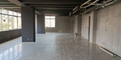 Oficina en arriendo, cuenta con un área de 120 metros cuadrados, está estratégicamente ubicada en el corazón del sector del Poblado, en edificio empresarial de alto nivel. El espacio se encuentra perfectamente distribuido, incluyendo baños, cocineta y parqueadero, lo que le permite a su ocupante disfrutar de comodidad y funcionalidad. La oficina goza de una excelente conectividad con las principales rutas de transporte público, lo que facilita el acceso tanto para empleados como para clientes. Además, el edificio cuenta con vigilancia las 24 horas, brindando una mayor seguridad, y dispone de ascensor para facilitar la movilidad. 