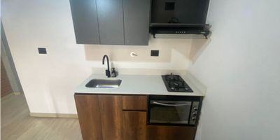 ¿Buscas un apartamento moderno, bien ubicado y con excelente movilidad en el Centro de Medellín? Este inmueble en la unidad Baseloft ofrece una combinación perfecta entre comodidad, diseño y acceso inmediato al sistema de transporte, ideal para quienes desean vivir cerca de todo sin sacrificar tranquilidad ni calidad de vida.

Con 50 m² muy bien distribuidos, este apartamento cuenta con 1 habitación amplia con clóset, perfecta para quienes buscan un espacio práctico pero con buen confort. Dispone de 2 baños, una característica poco común en unidades de este metraje y que aporta un valor adicional tanto para uso personal como para recibir visitas. La cocina integral, acompañada de una funcional zona de ropas, permite realizar las labores del hogar con total comodidad y orden.

El piso en madera aporta calidez y estilo, mientras que el balcón con ventanal brinda iluminación natural y ventilación, creando un ambiente agradable para descansar o trabajar desde casa. Este apartamento no cuenta con terraza ni parqueadero, pero compensa ampliamente con sus zonas comunes y su ubicación estratégica, especialmente para quienes se mueven en transporte público.

La unidad ofrece portería 24 horas, ascensor y un entorno seguro y organizado. Su ubicación es uno de sus mayores diferenciales: a solo una cuadra de la estación Bicentenario del Tranvía, lo que garantiza conexión directa con el Centro, Buenos Aires, Miraflores y transferencias hacia el Metro. Además, se encuentra cerca de comercios, bancos, zonas administrativas y espacios culturales.

Un apartamento ideal para quienes desean vivir en el corazón de la ciudad, con comodidad, seguridad y un estilo moderno que se adapta a profesionales, parejas o personas que valoran la movilidad y la cercanía a los principales puntos de Medellín.

Código del inmueble: (C3419)