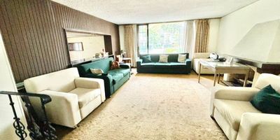 FLOR JIMENEZ. En el corazón de la ciudad, en un barrio lindo lleno de parques, se encuentra esta excelente casa esquinera, USO MULTIPLE, para remodelar, de 4 habitaciones y 3 baños, con 278 metros cuadrados con muy buena distribución y comodidad. Sus amplios espacios y e iluminados espacios rodeados de vista a arboles al estar ubicada frente a parque en una tranquila calle cerrada. Cuenta con 2 parqueaderos para su conveniencia. Esta propiedad es una oportunidad única para aquellos que buscan una excelente ubicación privilegiada ya que está muy cerca a Transmilenio y buenas vías de acceso.  Tiene adicional un jardín de unos 35 M2, con una cabaña independiente de 2 pisos.