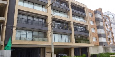 Bonito apartamento, exterior, iluminado, balcón, 4 años, GYM, sala de juntas, salón comunal, depósito,  2 parqueaderos con duplicador, ubicación estratégica, transporte público