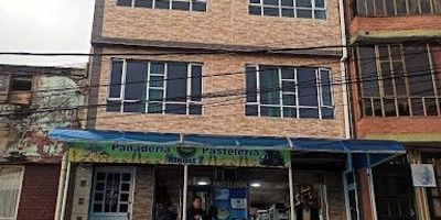 Apartamento en ARRIENDO en el Barrio Quindío, constan de sala comedor, dos alcobas, cocina con mesón, baño, patio amplio, pisos en cerámica, servicios de agua, luz y gas compartidos con apartamento del tercer piso y local. Queda cerca del barrio Pinares y de Altamira.