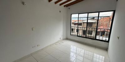 Espectacular apartamento en arriendo que te permite disfrutar de una iluminacion natural, y una excelente ventilacion. Esta situado en una zona tranquila y residencial de Manrique, con un area de 65m, esta propiedad cuenta con 3 habitaciones, 2 closets, 1 bano, estudio, sala-comedor, cocina integral, zona de ropas, balcon. Excelente ubicacion cerca del Smart Fit Manrique, Parque Gaitan - Manrique Oriental, Cancha de Futbol El Pomar Manrique, Parroquia Del Buen Pastor, zonas comerciales y parques.