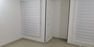 Descubre esta encantadora casa en un conjunto cerrado con vigilancia privada las 24 horas. Con 2 habitaciones, 2 baños y 70.75 metros cuadrados, ofrece un ambiente acogedor con iluminación natural y piso en baldosa. La cocina integral y el closet brindan funcionalidad, mientras que las divisiones añaden privacidad. Ubicada sobre carrera, cerca de zonas comerciales y residenciales, con parqueadero para visitantes y acceso a bombas de gasolina. ¡Tu nuevo hogar te espera!