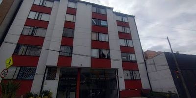 Apartamento en arriendo en el barrio Prado Pinzón, estrato 3, con un área de 33 m². Cuenta con sala-comedor, una alcoba con dos closets, cortinas instaladas, estudio, cocina integral con estufa eléctrica, un baño con calentador eléctrico, zona de ropas y pisos en cerámica. El conjunto dispone de garaje comunal, vigilancia y vista panorámica. Con excelentes vías de acceso por la Cra. 50, la Autonorte y la Calle 144. Para más información, comuníquese con el ejecutivo comercial Manuel Quiroga al 317656 9166 o al correo manuel.quiroga@inmobiliariasaliadas.com